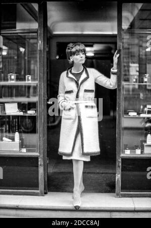 Das berühmte Modelmodell Grace Coddington posiert in den 1960er Jahren vor der Tür zum Chanel-Hauptsitz in Paris. Aufgenommen vom berühmten Fotografen Richard Dormer. Stockfoto