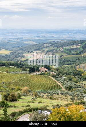 Blick von oben auf das Chianti-Tal im Herbst von der Stadt Castellina Di Chianti, Toskana, Italien Stockfoto