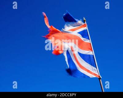Eine zerfetzte Unionsflagge Großbritanniens. Stockfoto