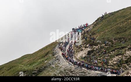 Col du Tourmalet, Frankreich - 20. Juli 2019: Das Hauptfeld fährt auf dem Weg zum Col du Tourmalet während der Etappe 14 der Tour de France 2019. Stockfoto