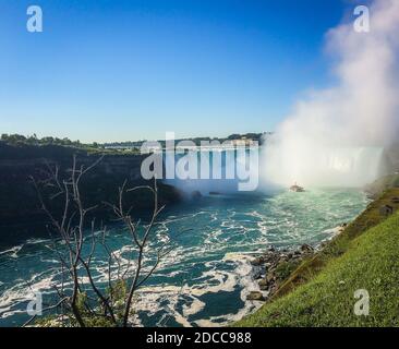 Niagara Falls, Kanada, September 2019, Blick auf eine Hornblower Niagara Falls Bootstour im Horseshoe Falls Nebel Stockfoto
