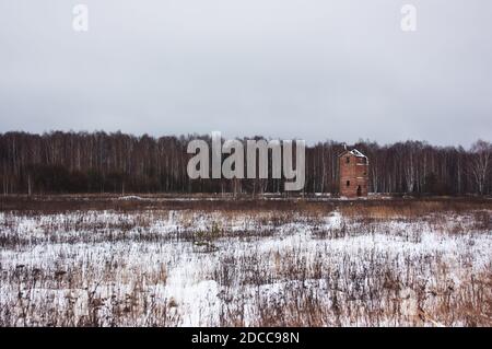 Altes verlassene Backsteinhaus in einem Feld Stockfoto