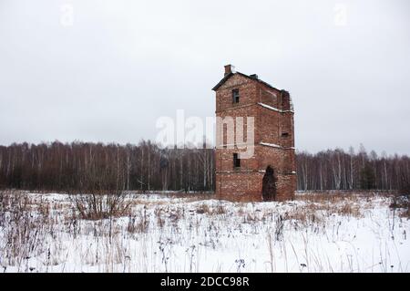 Altes verlassene Backsteinhaus in einem Feld Stockfoto