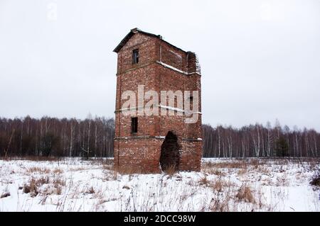 Altes verlassene Backsteinhaus in einem Feld Stockfoto