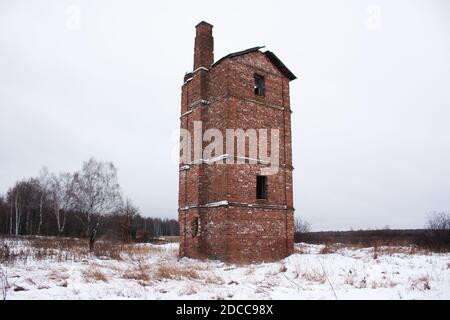 Altes verlassene Backsteinhaus in einem Feld Stockfoto