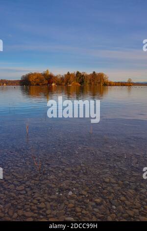 Bezirk Starnberg, Deutschland. November 2020. Kreis Starnberg, Deutschland 17. November 2020: Impressionen Starnberger See - 2020 Feldafing, Roseninsel, Kreis Starnberg, Herbst, Sonnenuntergang, Sonnenuntergang, Koloration, Starnberger See Quelle: dpa/Alamy Live News Stockfoto