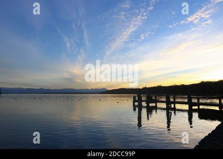 Bezirk Starnberg, Deutschland. November 2020. Kreis Starnberg, Deutschland 17. November 2020: Impressionen Starnberger See - 2020 Feldafing, Roseninsel, Kreis Starnberg, Herbst, Sonnenuntergang, Sonnenuntergang, Farbgebung, Starnberger See, Blick auf die Alpenkette mit der Zugspitze Quelle: dpa/Alamy Live News Stockfoto