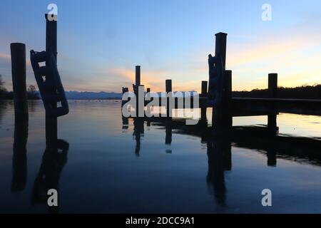 Bezirk Starnberg, Deutschland. November 2020. Kreis Starnberg, Deutschland 17. November 2020: Impressionen Starnberger See - 2020 Feldafing, Roseninsel, Kreis Starnberg, Herbst, Sonnenuntergang, Sonnenuntergang, Farbgebung, Starnberger See, Blick auf die Alpenkette mit der Zugspitze Quelle: dpa/Alamy Live News Stockfoto