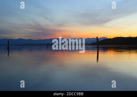 Bezirk Starnberg, Deutschland. November 2020. Kreis Starnberg, Deutschland 17. November 2020: Impressionen Starnberger See - 2020 Feldafing, Roseninsel, Kreis Starnberg, Herbst, Sonnenuntergang, Sonnenuntergang, Farbgebung, Starnberger See, Blick auf die Alpenkette mit der Zugspitze Quelle: dpa/Alamy Live News Stockfoto