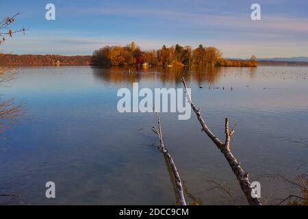 Bezirk Starnberg, Deutschland. November 2020. Kreis Starnberg, Deutschland 17. November 2020: Impressionen Starnberger See - 2020 Feldafing, Roseninsel, Kreis Starnberg, Herbst, Sonnenuntergang, Sonnenuntergang, Koloration, Starnberger See Quelle: dpa/Alamy Live News Stockfoto