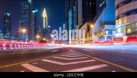 Hauptstraße der Vereinigten Arabischen Emirate, Shekh Zayed Straße. Aufgenommen in Dubai. Viele der berühmten Sehenswürdigkeiten können ebenso gesehen werden wie U-Bahn-Station und Museum o Stockfoto