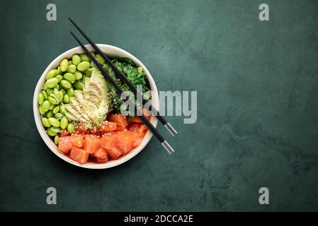 Draufsicht auf Lachsschüssel mit Essstäbchen Stockfoto