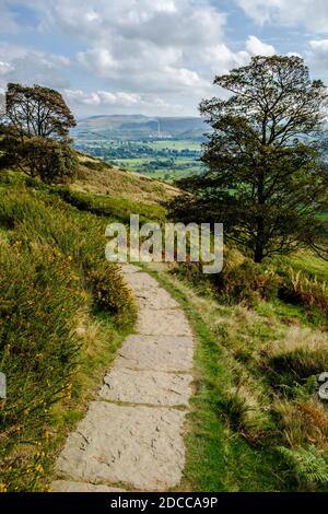 Ein Steinweg, der vom Mam Tor ins Hope Valley führt. Stockfoto