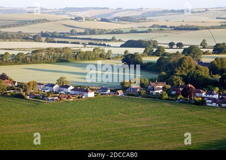 Das Dorf Bowerchalke in Wiltshire, fotografiert vom Marleycombe Hill. Stockfoto