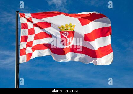 Koblenz, Deutschland. November 2020. Flagge des Landes Bremen mit Wappen. Koblenz, 17. November 2020 Quelle: dpa/Alamy Live News Stockfoto