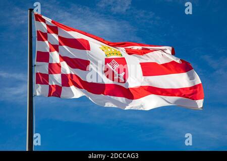 Koblenz, Deutschland. November 2020. Flagge des Landes Bremen mit Wappen. Koblenz, 17. November 2020 Quelle: dpa/Alamy Live News Stockfoto