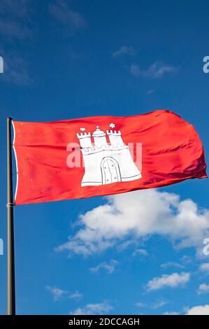 Koblenz, Deutschland. November 2020. Flagge des Landes Hamburg mit Staatswappen. Koblenz, 17. November 2020 Quelle: dpa/Alamy Live News Stockfoto