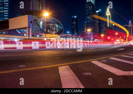 Hauptstraße der Vereinigten Arabischen Emirate, Shekh Zayed Straße. Aufgenommen in Dubai. Viele der berühmten Sehenswürdigkeiten können ebenso gesehen werden wie U-Bahn-Station und Museum o Stockfoto