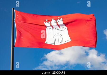 Koblenz, Deutschland. November 2020. Flagge des Landes Hamburg mit Staatswappen. Koblenz, 17. November 2020 Quelle: dpa/Alamy Live News Stockfoto