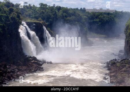 Ein Teil der Iguazu Wasserfälle am Iguazu Fluss an der argentinischen/brasilianischen Grenze in Brasilien. Die Iguazu Wasserfälle sind das größte Wasserfallsystem Stockfoto