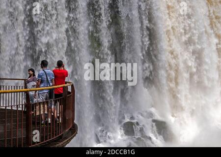 Auf einer Aussichtsplattform an den Floriano Falls, Teil der Iguazu Wasserfälle im Iguazu Nationalpark von Brasilien. Stockfoto