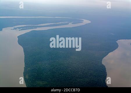 Der Parana River schlängelt sich durch den Regenwald im südlichen Teil Brasiliens und teilt sich die Grenze zu Paraguay und Argentinien. Der Fluss ist Stockfoto