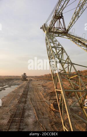 Ein Dragline-Bagger und ein Stapler in einem Sandbruch. Alte verlassene Eisenbahnstrecke. Phosphoritmine Stockfoto