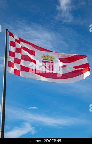 Koblenz, Deutschland. November 2020. Flagge des Landes Bremen mit Wappen. Koblenz, 17. November 2020 Quelle: dpa/Alamy Live News Stockfoto