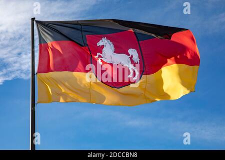 Koblenz, Deutschland. November 2020. Flagge des Landes Niedersachsen mit Niedersachsenross. Koblenz, 17. November 2020 Quelle: dpa/Alamy Live News Stockfoto