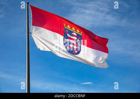 Koblenz, Deutschland. November 2020. Flagge des Landes Hessen mit Wappen. Koblenz, 17. November 2020 Quelle: dpa/Alamy Live News Stockfoto