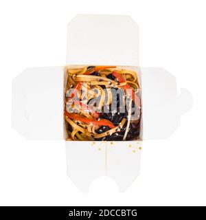 Draufsicht auf japanisches Fastfood - udon Nudeln mit Gemüse in Einweg-Karton isoliert auf weißem Hintergrund Stockfoto