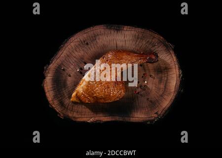 Geräuchertes Huhn Oberschenkel duftend saftig, auf einem Holzbrett. Draufsicht. Stockfoto