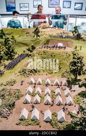 Vicksburg Mississippi Battlefield Museum Ausstellung Bürgerkrieg, Diorama 2500 Miniatursoldaten Besucher schauen, Stockfoto