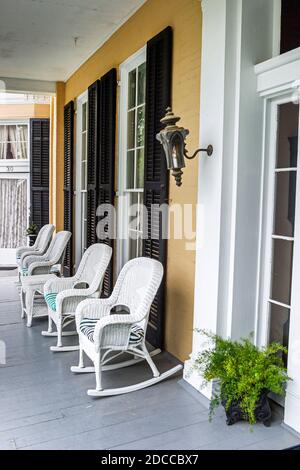 Mississippi Vicksburg Cedar Grove Mansion Inn, Hotel gebaut 1840 außen Veranda Schaukelstühle, Stockfoto