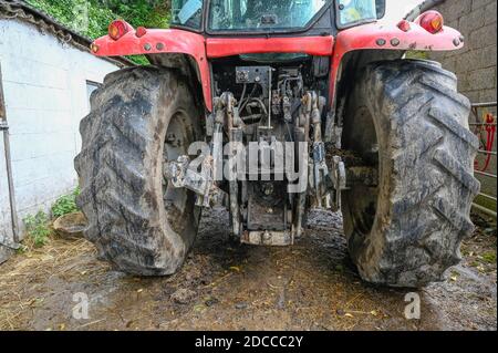 Das hintere Ende eines Traktors, das die Leistungsauslenkung von Punkt- und Dreipunktgestänge zeigt, Stockfoto