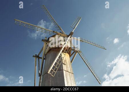 Alte hölzerne Windmühle gegen einen blauen Himmel an sonnigen Tagen Nahaufnahme Stockfoto