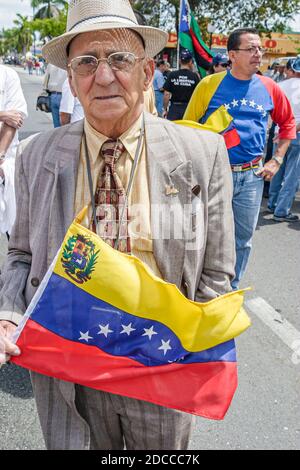 Miami Florida, Little Havana, hispanische Männer, politischer Protest in der Calle Ocho Fidel Castro Hugo Chavez, Schilder auf Transparenten mit der venezolanischen Flagge Senior Holdi Stockfoto