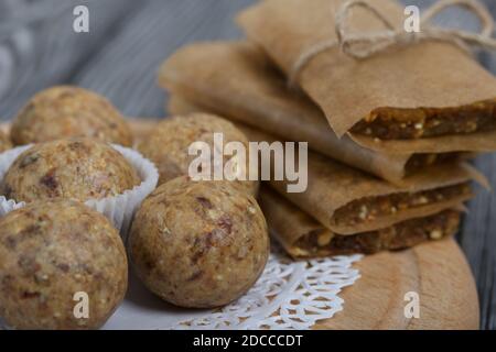 Getrocknetes Obst und Haferflocken Süßigkeiten. Hausgemachte Nuss & Trockenfrüchte Energieriegel. In Papier gewickelt und mit Garn gebunden. Stockfoto