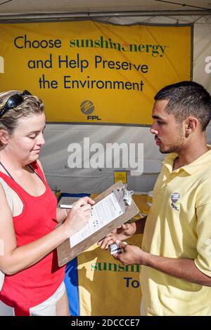 Miami Beach Florida, Ocean Drive, Lummus Park, Fitness Festival Florida Power & Light FPL Stand, Umfrage zur Solarenergieförderung, Frau weiblich Stockfoto