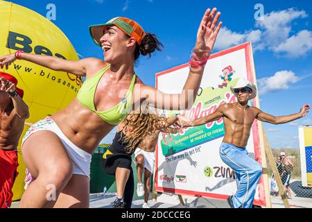 Miami Beach Florida, Ocean Drive, Lummus Park, Fitness Festival Zumba Klasse Übung Workout Führer Trainer Lehrer, hispanischer Mann Frau Stockfoto