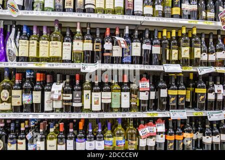 Miami Beach, Florida, Publix Supermarkt, Weinflaschen, Weinregale, Verkaufsauslage Stockfoto