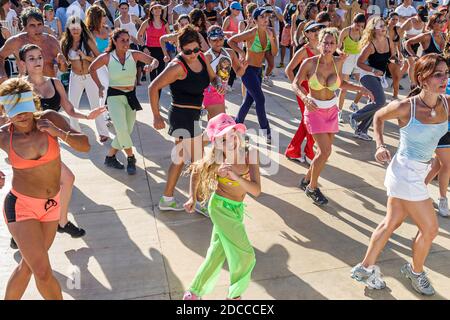 Miami Beach Florida, Ocean Drive, Lummus Park, Fitness Festival Zumba Klasse Training Training hispanische Frauen weiblich, Stockfoto