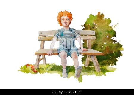 Rotschopf Junge sitzen auf der Bank im Garten und Tagträumen. Vorschulkind in der Jeans-Jumpsuite und gestreiftem T-Shirt genießen seine Sommerzeit Stockfoto