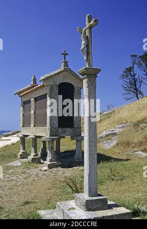 Horreo (Getreidespeicher) und Kruzifix in Baiona Rias Baixas in Galicien Spanien Stockfoto