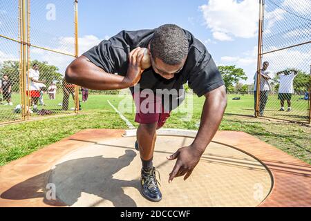 Miami Florida, Tropical Park Greater Miami Athletic Conference Championships, Track & Field High School Student students concentration, shot put competit Stockfoto