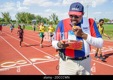 Miami Florida, Tropical Park Greater Miami Athletic Conference Championships, Leichtathletik Schüler der High School Black African man offizieller Coac Stockfoto