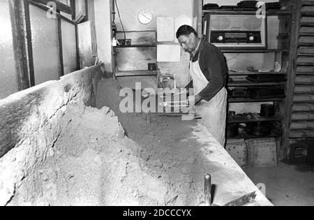 21. April 1981, Sachsen, Eilenburg: Betonelemente werden im April 1981 in einer kleinen Firma in Eilenburg handgefertigt. Genaues Aufnahmedatum nicht bekannt. Foto: Volkmar Heinz/dpa-Zentralbild/ZB Stockfoto