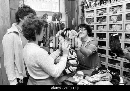 21. April 1981, Sachsen, Eilenburg: Im April 1981 probiert ein Kind im bekannten, privaten Einzelhandelsgeschäft Mützen-Friedrich einen Bommelhut an. Genaues Datum der Aufnahme nicht bekannt. Foto: Volkmar Heinz/dpa-Zentralbild/ZB Stockfoto