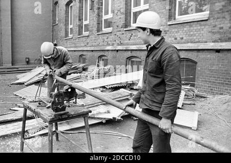 21. April 1981, Sachsen, Eilenburg: Im April 1981 reparieren junge Heizungsingenieure das Heizsystem einer Schule in Eilenburg. Genaues Aufnahmedatum nicht bekannt. Foto: Volkmar Heinz/dpa-Zentralbild/ZB Stockfoto