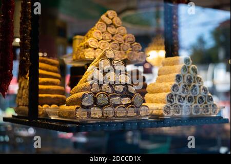Traditionelle leckere türkische Desserts im Schaufenster. Verschiedene türkische Köstlichkeiten. Beliebte Souvenirs und Snacks aus der Türkei. Stockfoto